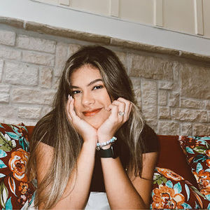 Meet your Posher, Gabriela